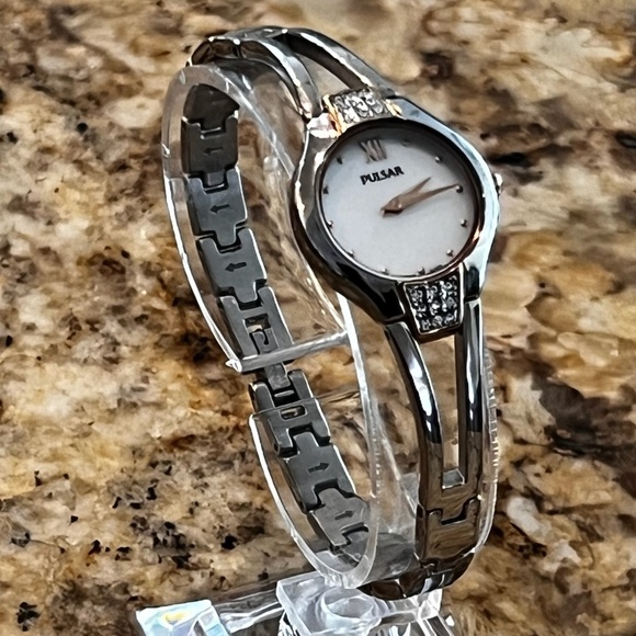 Pulsar by Seiko NIB Small Petite Round Silver Gold Ladies Watch Working - Picture 2 of 9